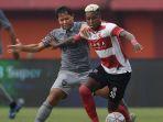 Gelandang-Borneo-FC-Adam-Alis-saat-duel-dengan-Gelandang-Madura-United-Jaja.jpg