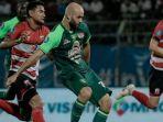 Gelandang-Persebaya-M-Rashid-melepaskan-umpan-dibayangi-pemain-Madura-United.jpg