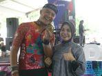 Gubernur-Jawa-Tengah-Ganjar-Pranowo-disambut-istri-Siti-Atikoh-menjadi-finiser-di-Tour-de-Borobudu.jpg