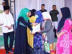 Gubernur-Jawa-Timur-Khofifah-Indar-Parawansa-saat-membagikanZakat-Produktif-u.jpg