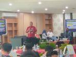 Guru-Besar-sekaligus-Dosen-Pidana-FH-UTM-Prof-Deni-Setya-Bagus-Yuherawan-saat-paparan.jpg