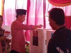 Gus-Fawait-saat-memasukan-surat-suara-di-kotak-yang-berada-di-TPS-11-Dusun.jpg