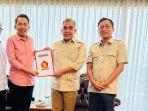Gus-Fawait-tengah-terima-surat-rekom-dari-PAN-untuk-jadi-Calon-Bupati-Jember-2024.jpg