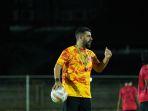 Gustavo-Correa-pelatih-fisik-baru-Arema-FC-saat-memberikan-instruksi.jpg