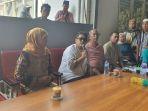 Haji-Her-saat-bicara-dengan-Khofifah-di-Gudang-PT-Bawang-Mas-Grup-Minggu-2292024.jpg