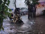 Hujan-deras-mengguyur-Kecamatan-Bojonegoro-menyebabkan-sejumlah-jalan-protokol-banjir.jpg