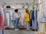 Ilustrasi-gadis-belanja-baju-di-toko-Ibu-pemilik-toko-kepincut-lihat-skill-mahasiswi-menawar.jpg