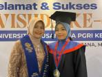 Inna-Fatahna-22-mahasiswi-asal-Nganjuk-lulus-cumlaude-UNP-Kediri.jpg