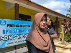 Intan-Wahyu-orang-tua-siswa-yang-diduga-menjadi-korban-pemukulan-oleh-kepala.jpg