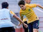 JAGA-KONSISTENSI-Francisco-Rivera-gelandang-Persebaya-melepaskan-tendangan.jpg