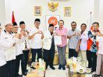 Jajaran-PKS-Jatim-saat-memberikan-surat-keputusan-partai-untuk-Pilkada-Jember.jpg