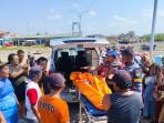 Jasad-pria-tanpa-identitas-di-Pelabuhan-Branta-Pesisir-Pamekasan-hendak-dimasukkan-Ambulans.jpg