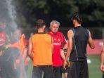 Jose-Mourinho-saat-memberi-instruksi-ke-pemain-AS-Roma.jpg