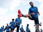 Julian-Guevara-depan-bersama-para-pemain-Arema-FC-lainnya-saat-menjalani.jpg