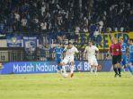 Julian-Guevara-saat-melakukan-tendangan-dari-luar-kotak-pinalti-dalam-laga-Persib-Vs-Arema-FC.jpg