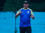Juru-taktik-Arema-FC-Marcos-Santos-saat-memberikan-instruksi-ke-pemain.jpg