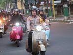 KAPOLRES-PAMEKASAN-HOBI-NAIK-MOTOR-VESPA-Kapolres-Pamekasan-AKBP-Hendra.jpg
