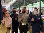 KBO-Satlantas-Ipda-Sugianto-HP-saat-berada-di-Pasar-Rakyat-Kelurahan-Rong-Tengah-Sampang.jpg