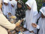 Kembangkan Kewirausahaan, Bazar Takjil Siswa SD Suguhkan Jajanan Khas Bangkalan Diserbu Warga