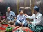 KH-Abdul-Hannan-memberikan-suapan-nasi-kepada-Alfatih-Cakra-Buana.jpg