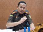 Kajari-Sumenep-Trimo-saat-memberikan-keterangan-di-ruang-kerjanya-Kamis-1252022.jpg
