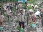 Kaka-Slank-menanam-mangrove-bersama-Wakil-Menteri-Kehutanan-RI-Sulaiman-Umar-Sidiq.jpg