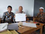 Kakek-Sattar-kopyah-putih-saat-bersama-kuasa-hukumnya-di-Sampang-Madura.jpg