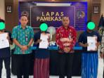 Kalapas-Kelas-IIA-Pamekasan-Syukron-Hamdani-saat-menyerahkan-Kepres-Amnesti-ke-napi.jpg