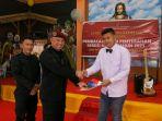 Kalapas-Narkotika-Kelas-IIA-Pamekasan-saat-menyerahkan-berkas-remisi.jpg