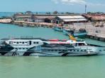 Kapal-cepat-Express-Bahari-8B-saat-bersandar-di-Pelabuhan-Kalianget-Sumenep-2024.jpg