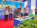 Kapolda-Jatim-Irjen-Pol-Dr-Toni-Harmanto-di-gedung-Satpas-pembuatan-SIM-Satlantas-Polres-Pamekasan.jpg