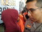 Kapolres-AkBP-Dwi-Sumrahadi-Rakhmanto-saat-mengintrogasi-UD-tersanka-kasus-pornografi.jpg