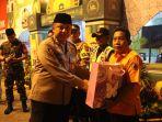 Kapolres-Pamekasan-AKBP-Hendra-Eko-Triyulianto-memberikan-bingkisan-kepada-personel.jpg