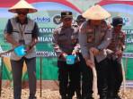 Kapolres-Pamekasan-AKBP-Hendra-Eko-Triyulianto-menanam-jagung-Serentak-Kuartal-IV.jpg