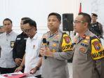 Kapolres-Pamekasan-AKBP-Hendra-Eko-Triyulianto-menjelaskan-kronologi-pesta-kembang-api.jpg