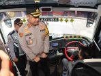 Kapolres-Pamekasan-AKBP-Hendra-Eko-Triyulianto-sapa-pemudik-di-dalam-Bus.jpg