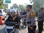 Kapolres-Pamekasan-AKBP-Hendra-Eko-saat-memberikan-peringatan-kepada-pemotor.jpg