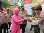 Kapolres-Pamekasan-AKBP-Jazuli-Dani-Iriawan-bersama-istri-mengunjungi-Pos-Pengamanan-Nataru.jpg