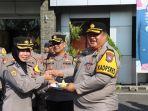Kapolres-Pamekasan-AKBP-Jazuli-Dani-Iriawan-memberikan-kejutan-kepada-Polwan.jpg
