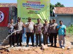 Kapolres-Pamekasan-AKBP-Jazuli-Dani-Iriawan-menyerahkan-secara-simbolis-bantuan-sumur-bor.jpg