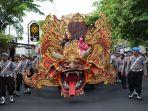 Kapolres-Pamekasan-AKBP-Jazuli-Dani-Iriawan-saat-diarak-naik-Kereta-Musik-Daul-Seperti-Raja.jpg
