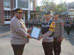 Kapolres-Pamekasan-AKBP-Jazuli-Dani-Iriawan-saat-memberikan-penghargaan.jpg