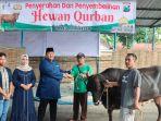 Kapolres-Pamekasan-AKBP-Jazuli-Dani-Iriawan-saat-menyerahkan-sapi-secara-simbolis-ke-penerima.jpg
