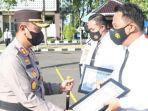 Kapolres-Sampang-AKBP-Arman-saat-memberikan-penghargaan.jpg