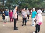 Kapolres-Sampang-AKBP-Siswantoro-bersama-owner-Pantai-Lon-Malang-saat-berada-di-tengah.jpg