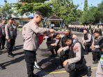 Kapolres-Sampang-AKBP-Siswantoro-saat-mengukuhkan-Tim-Saker.jpg