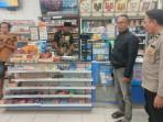 Kapolsek-Pucuk-AKP-Suud-bersama-anggota-melakukan-olah-TKP-perampokan-minimarket.jpg