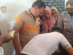 Kapolsek-Tlanakan-AKP-Achmad-Supriyadi-saat-memeriksa-seluruh-tubuh-jenazah.jpg