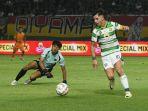 Kapten-Persebaya-Bruno-Moreira-melewati-hadangan-kiper-Persibo-di.jpg