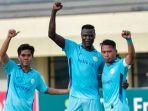 Kapten-Persela-Tony-Sucipto-bersama-rekan-rekannya-merayakan-gol.jpg